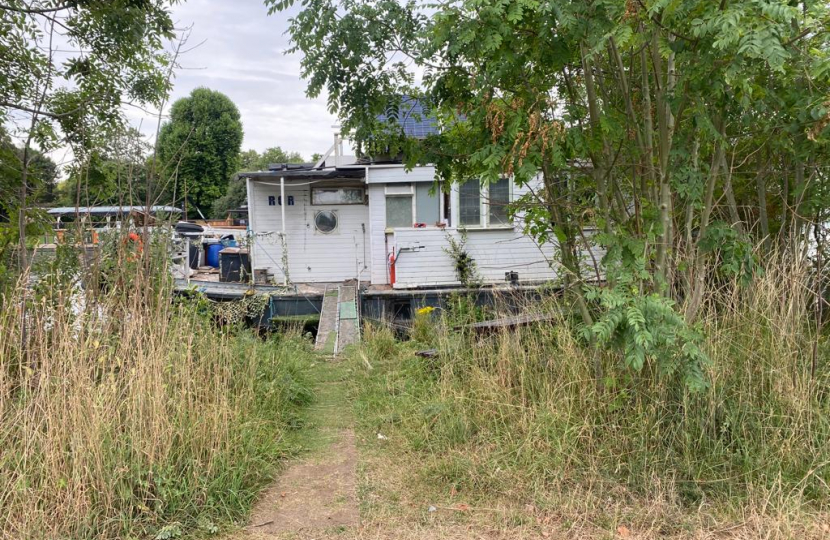 Illegal mooring in Hurst Park