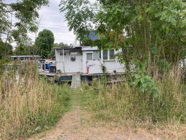 Illegal mooring in Hurst Park